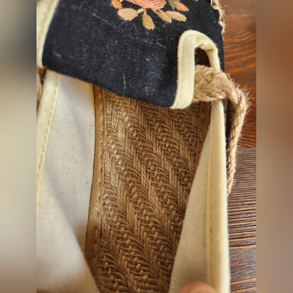 Floral Embroidered Women's flat slip ons, Size 8 - Picture 6 of 9